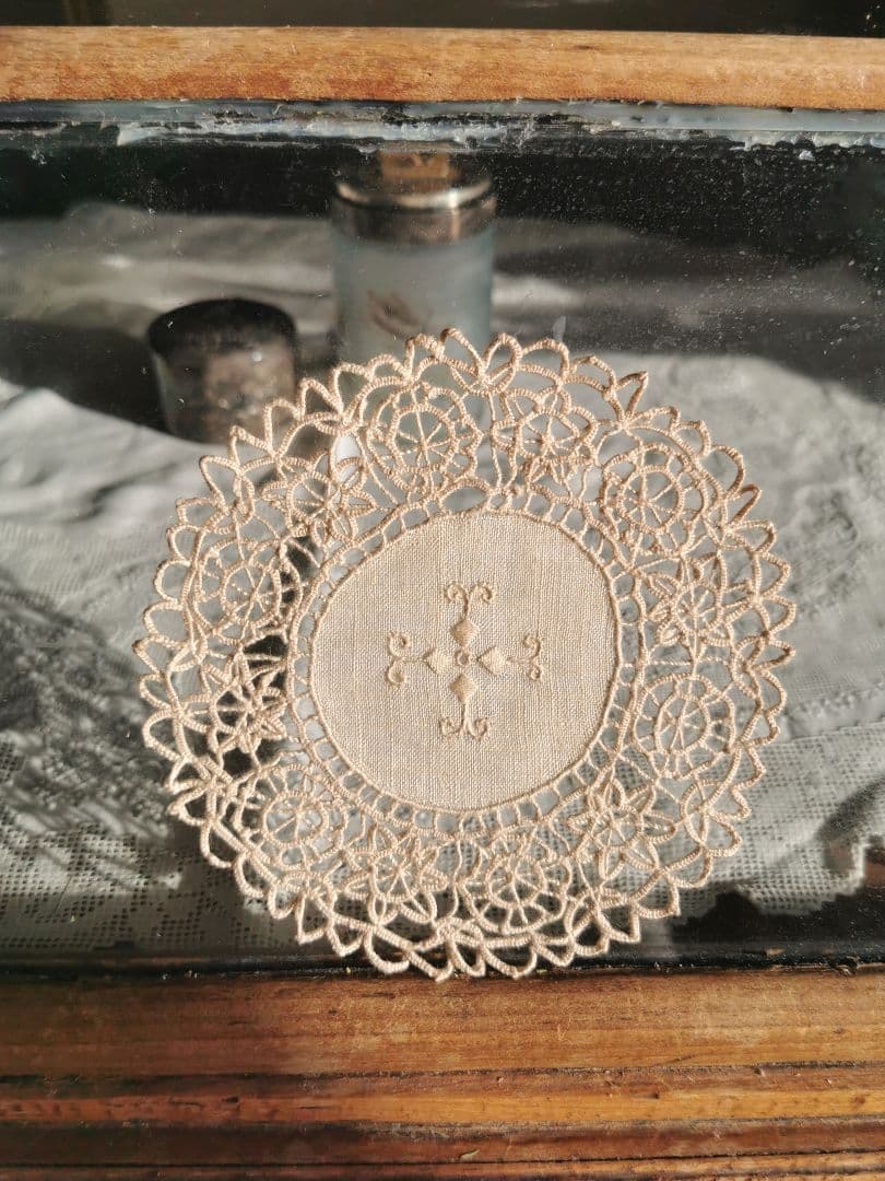 アンティーク イタリア レティシアレース刺繍 花のニードルワーク リネンドイリー