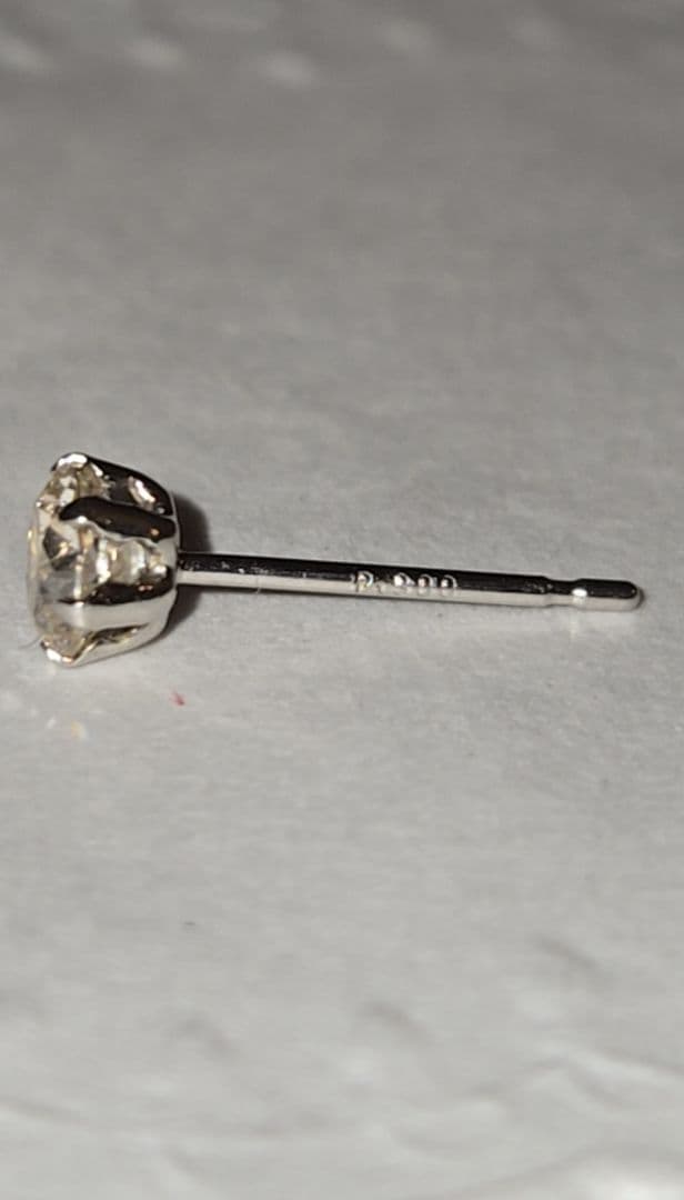 〈交渉中〉0.263カラット ダイヤモンドピアス(片耳用)