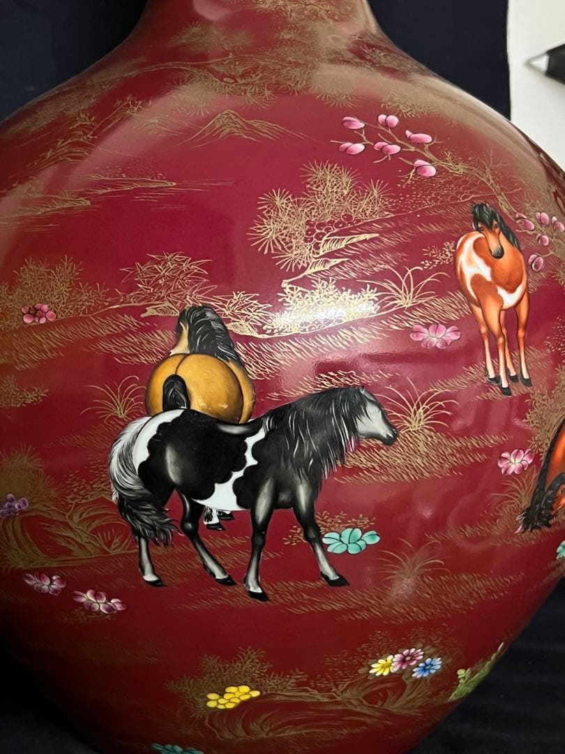 中国 骨董【大清乾龍年製】赤釉金彩草花紋馬図天球瓶