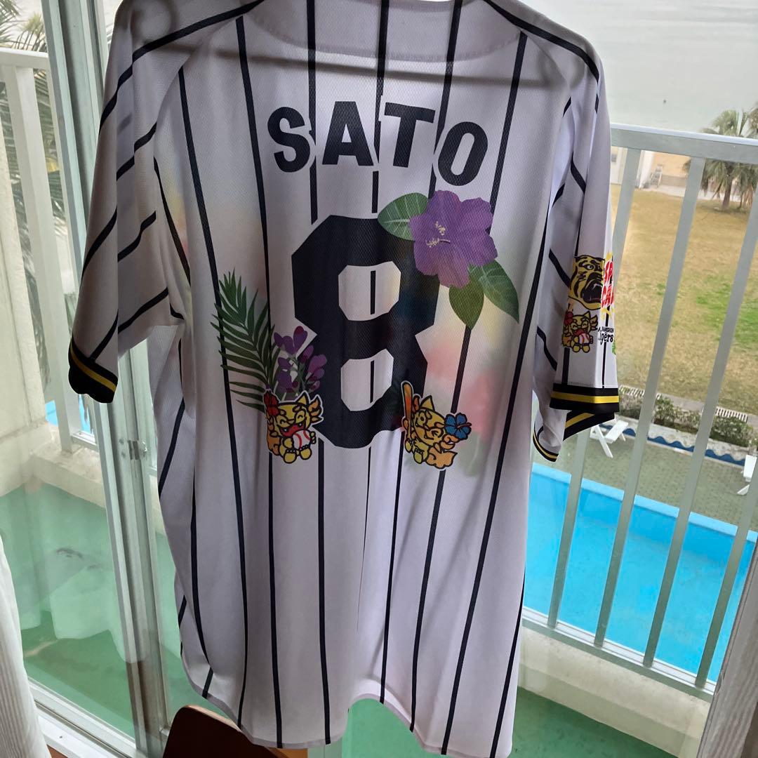 阪神タイガース宜野座キャンプ限定ベースボールシャツ佐藤輝明背番号8フリーサイズ