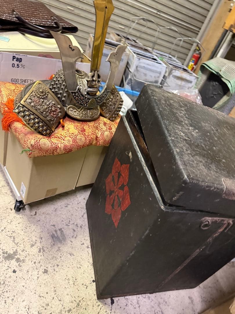 武士の兜　金色装飾の兜 菊花紋章入り　日本国皇室顎紐付き　赤いクッション付き