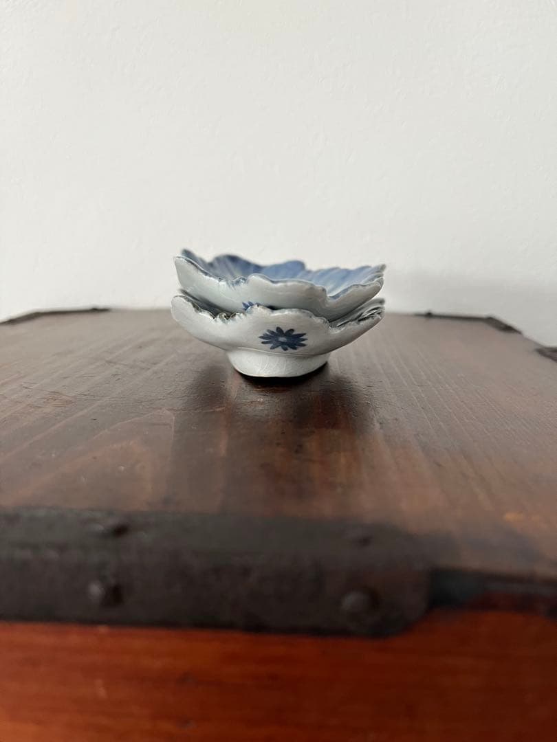 江戸初期中期　藍九谷　古伊万里　染付　花形　変形豆皿　こんにゃく印判　陽刻無傷