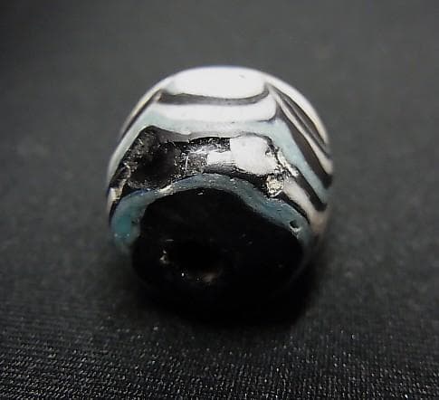 ★G2703★古代とんぼ玉 (A47) イスラム大粒　ガラスビーズ　かきあげ文様