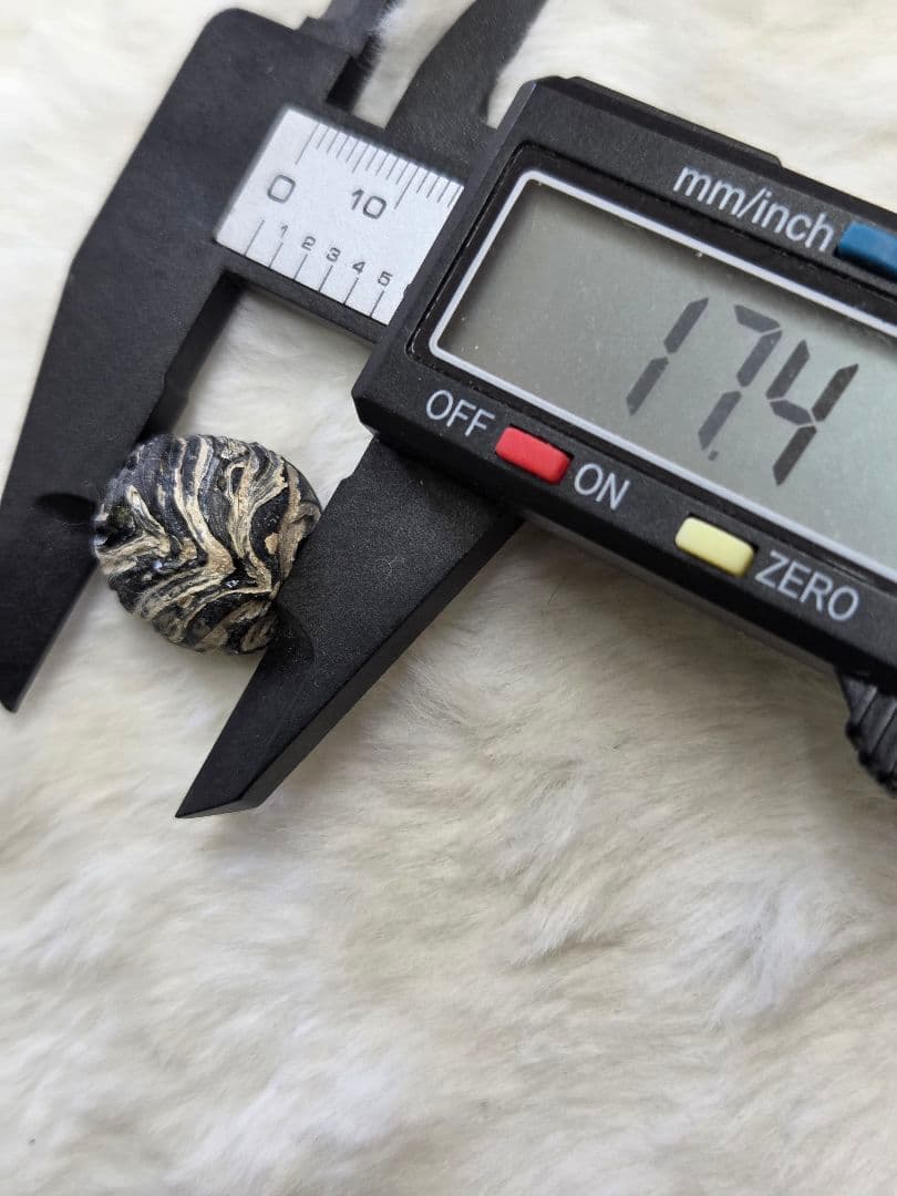 017　蜻蛉玉　枯れた感じ波状模様の古い物です！