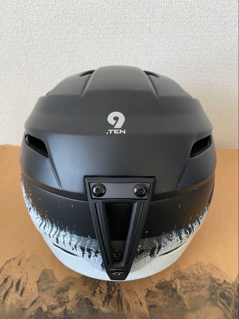 Giro 9.TEN ヘルメット ブラック/ホワイト