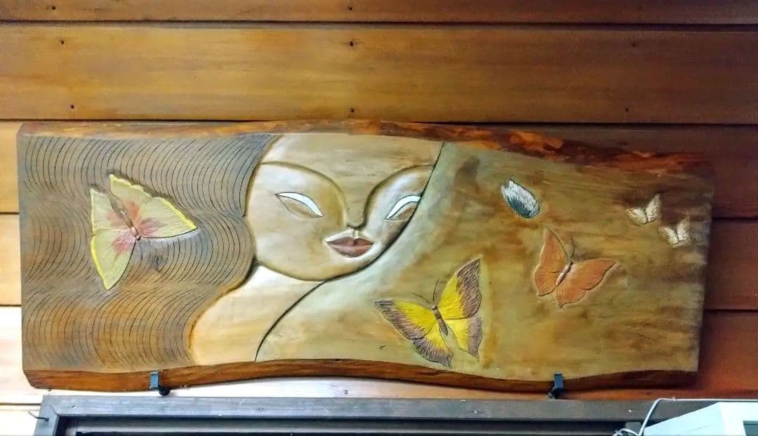 木製レリーフアート 　髪の長い女性と蝶　作家物　手彫り　サイン有り