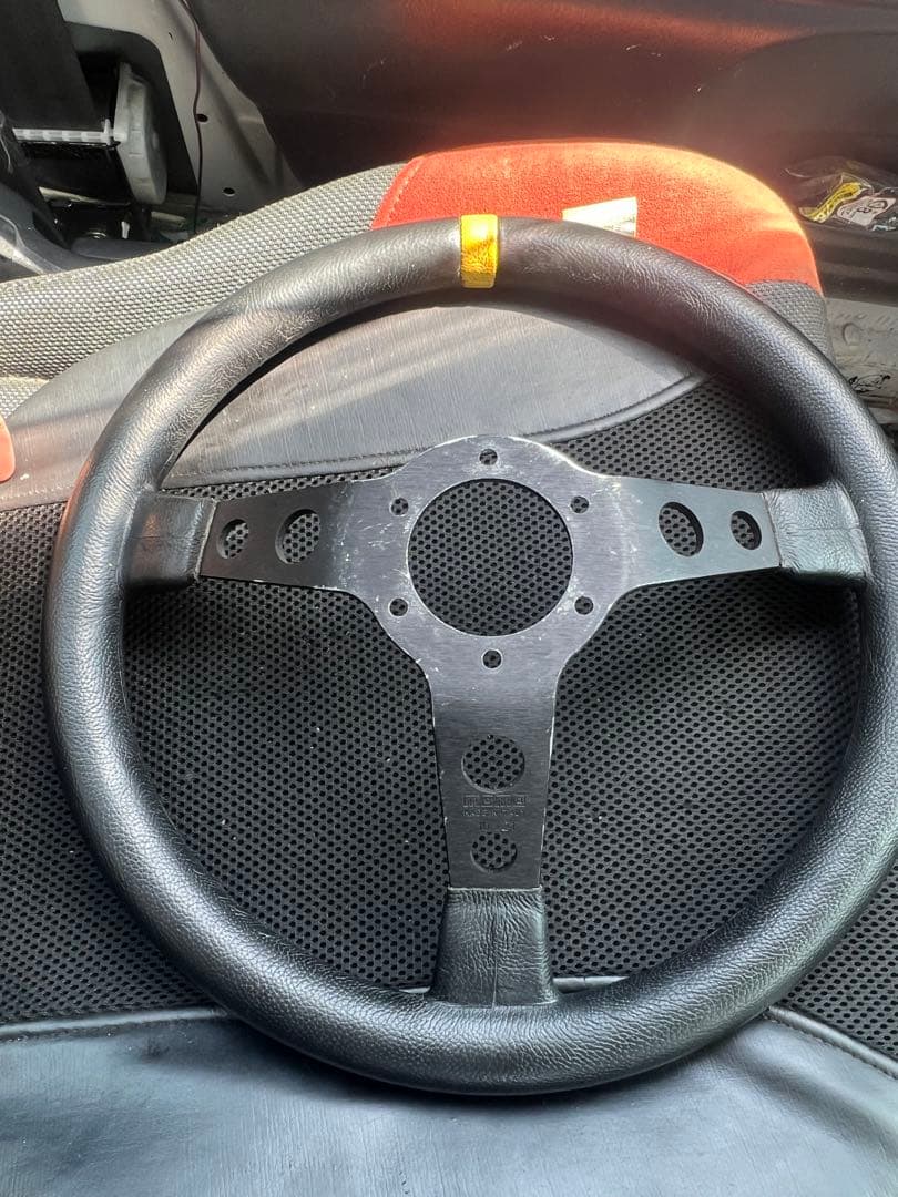 正規品　momo ステアリング　35パイ　ディープコーン