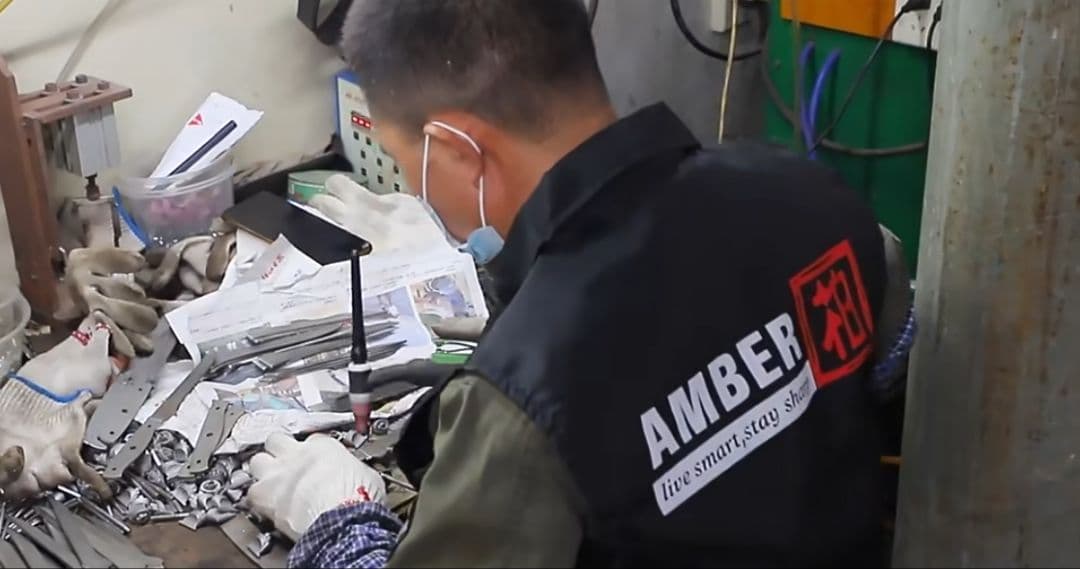 プレゼント付き　V金10号　ダマスカス包丁　ワインレッド柄　剣型　牛刀　三徳