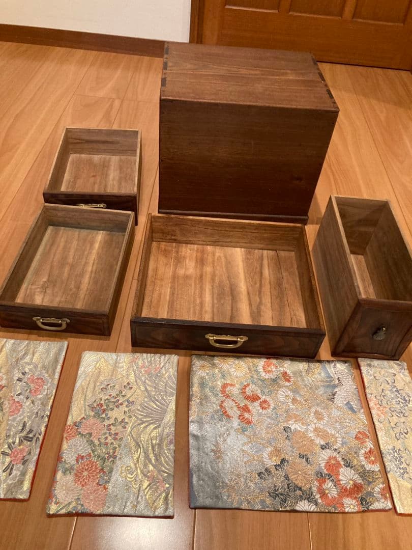 松平家　時代箪笥 （化粧箱）