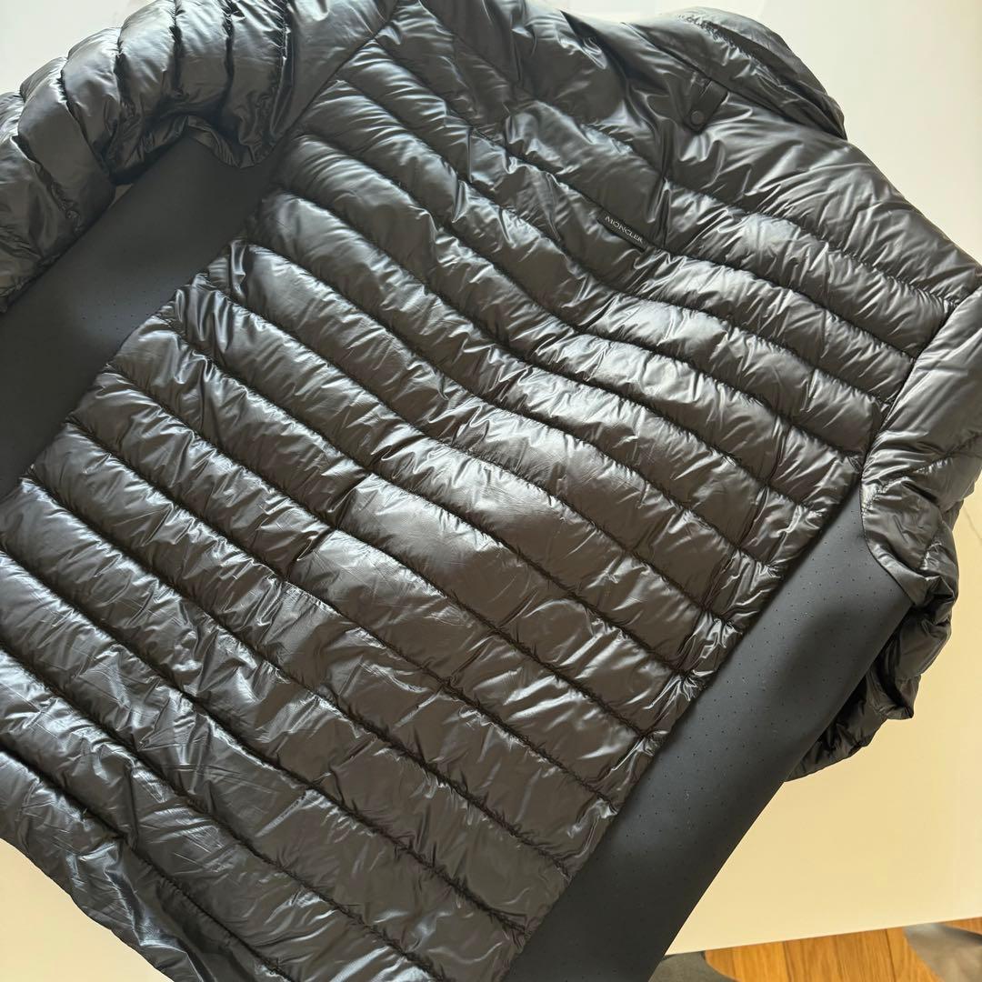 値下げ中　MONCLER ブラック ライトダウンジャケット