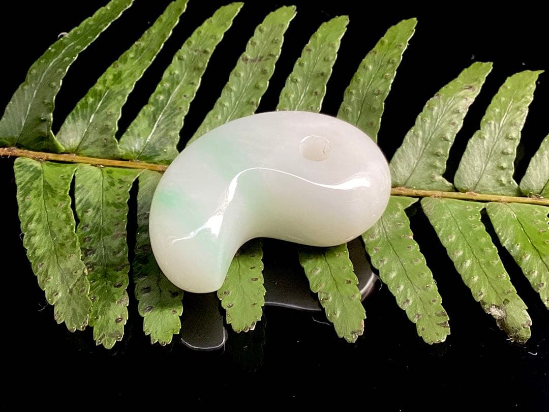 ✳premiumシリーズ幸運導く勾玉 高品質翡翠 再結晶線入り糸魚川翡翠　鑑別書