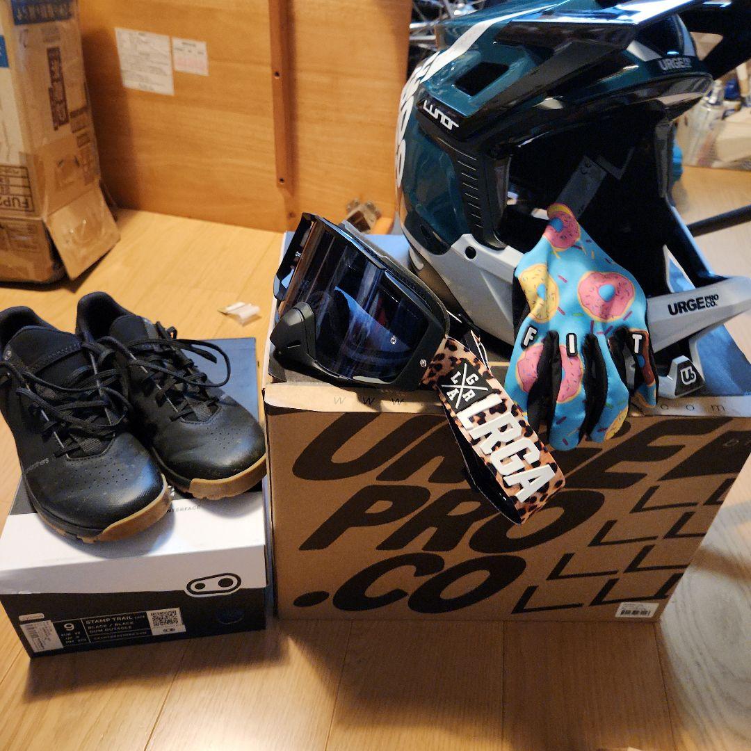 URGE LUNORヘルメットとシューズ、RF膝当てセット
