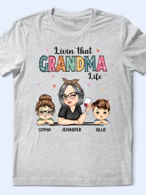 Living That Grandma Life - Gift For Grandma, Mom, Nana, Gigi - Supsuppy T Shirt